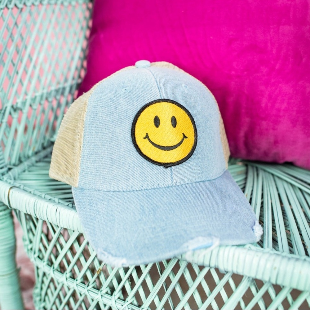 NWT Women’s Distressed Smiley Face Hat